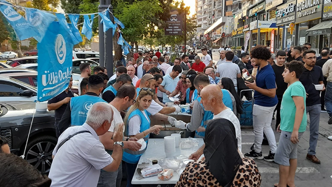 Ülkü Ocakları Kahramanmaraş İl Başkanlığından aşure ikramı