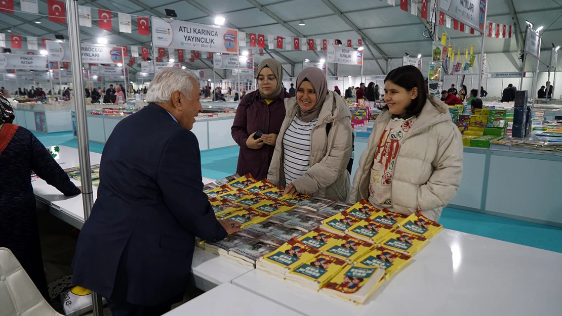 Uluslararası Kitap Fuarı, ilk gününde ziyaretçi akınına uğradı