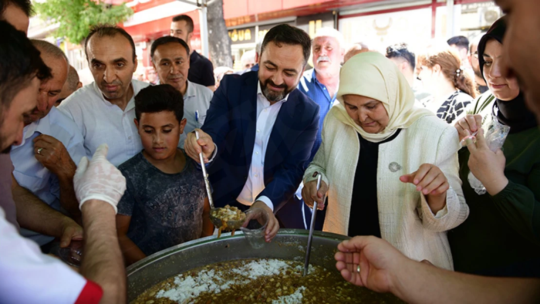 Uzun Çarşı'da vatandaşlara aşure ikramı