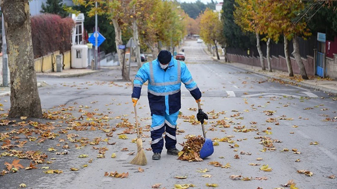 Vatandaşlar evinde temizlik ekipleri sahada