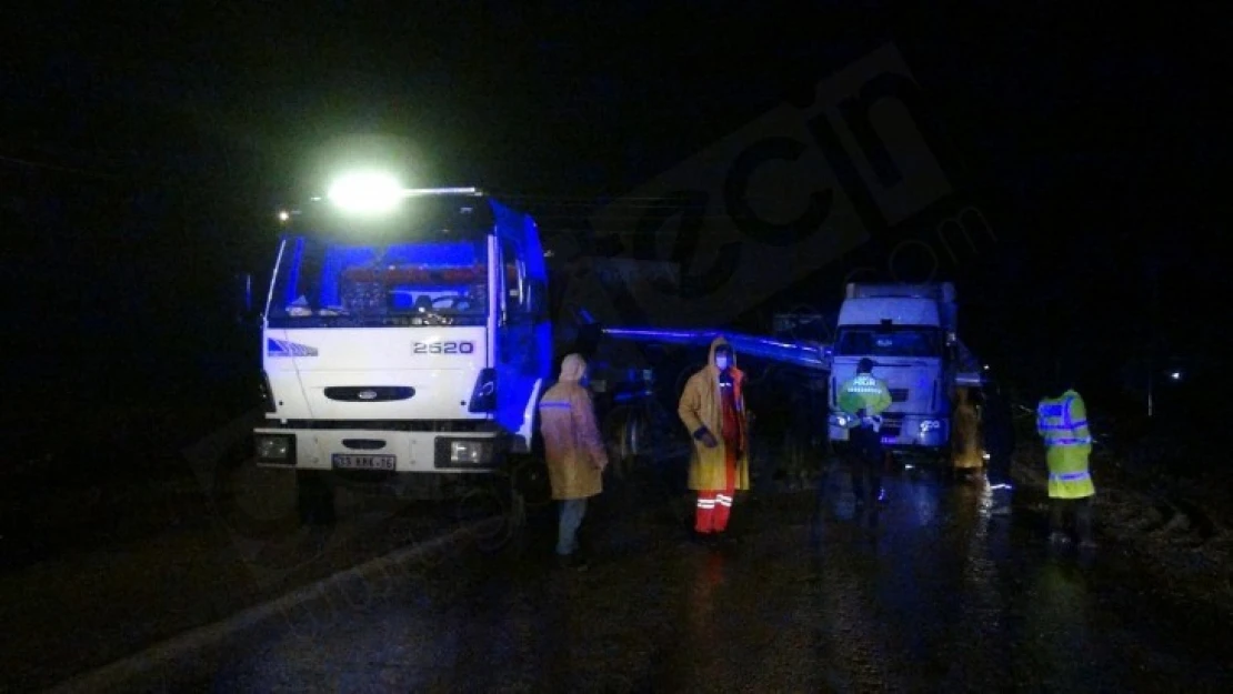 Yağmurun etkisitle kontrolden çıkan tır kaza yaptı