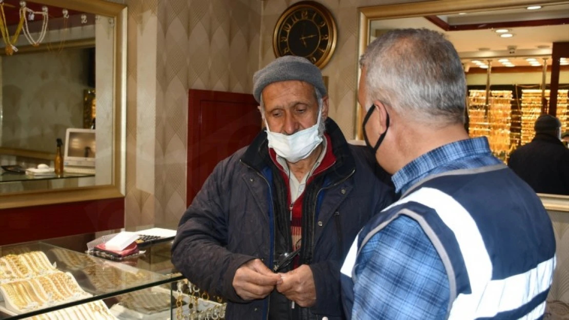 Yaşlı vatandaşı dolandırılmaktan polis kurtardı