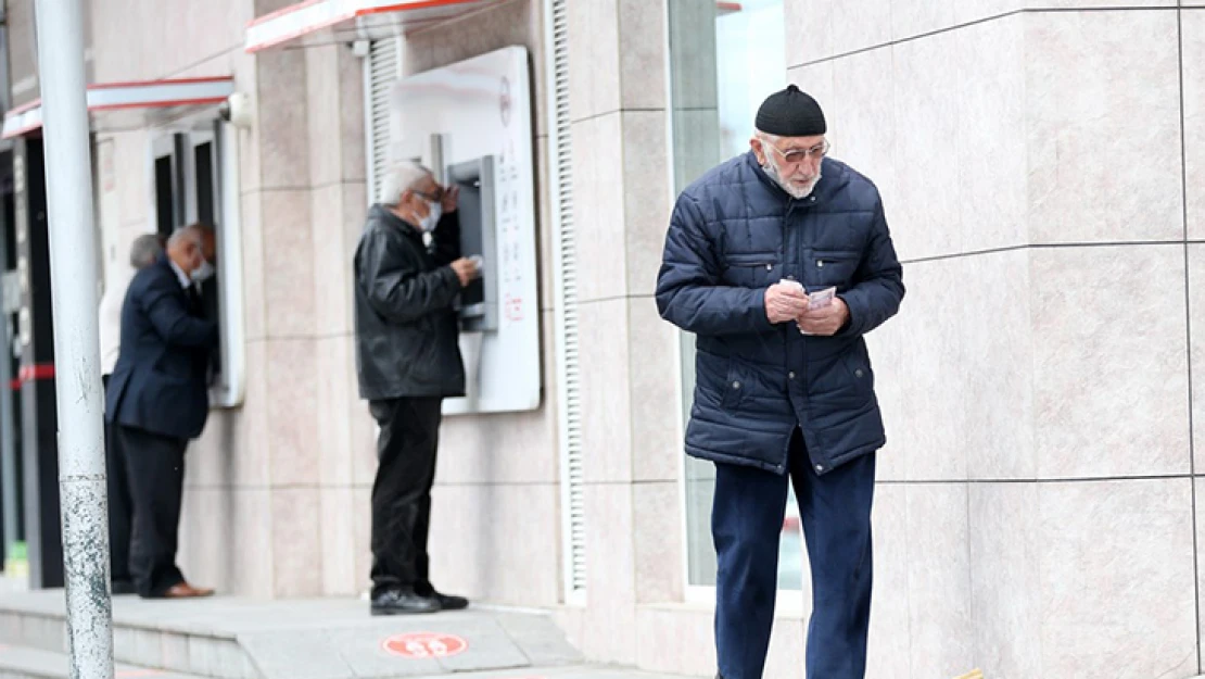 Yaşlı ve engelli aylıkları bayram öncesi hesaplara yatırılıyor