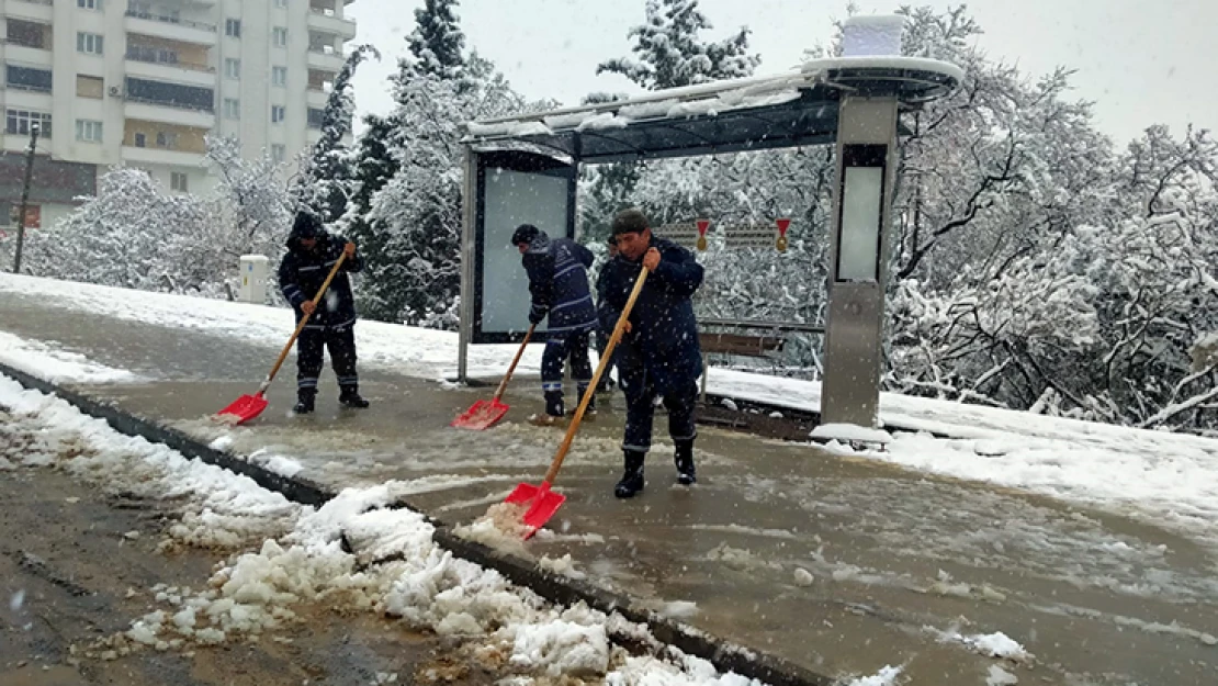 Yaya yollarında kar temizliği