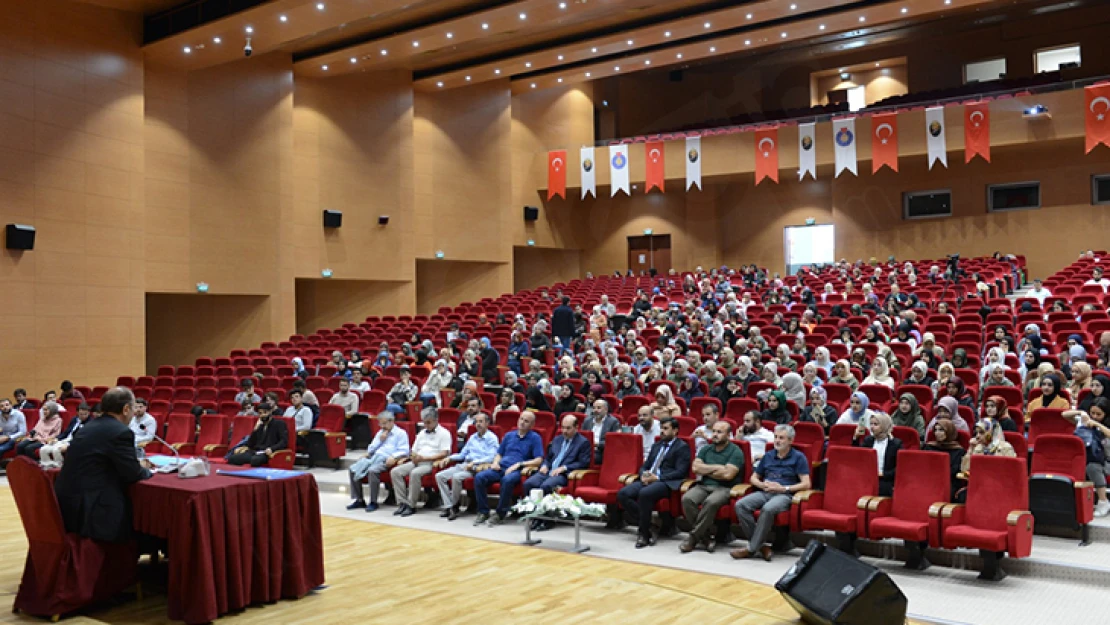 Yazar Yusuf Kaplan, öğrencilerle bir araya geldi