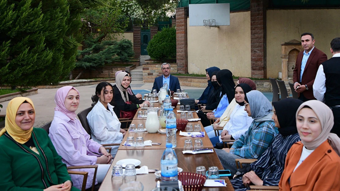 Yedi Kıta Uluslararası Öğrenci Derneği öğrencileri iftarda buluştu