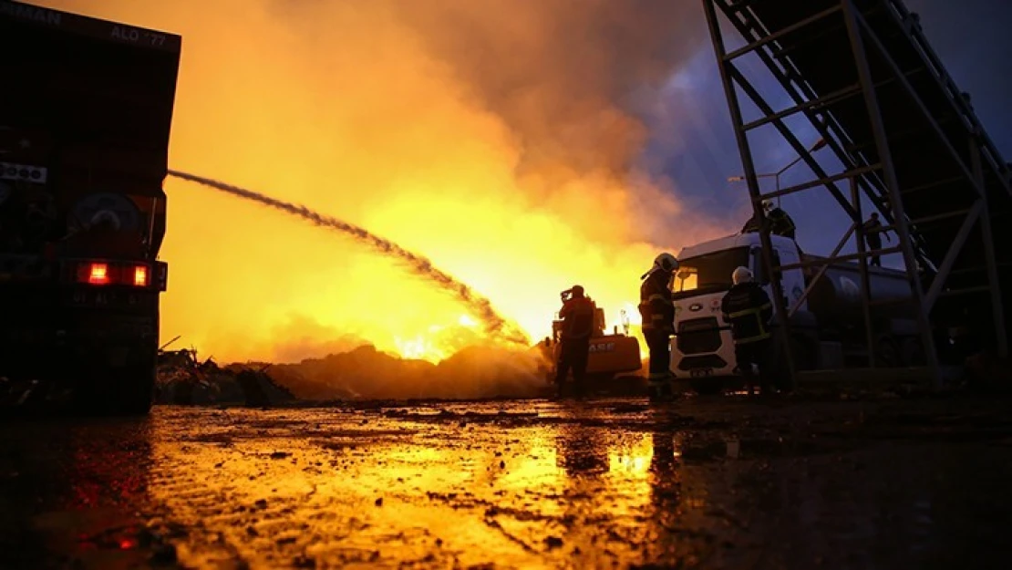 Yıldırım düşen enerji tesisindeki yangına müdahale sürüyor