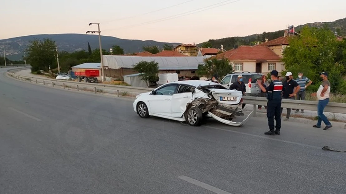 Yol kenarında duraklayan otomobile başka otomobil çarptı: 6 yaralı