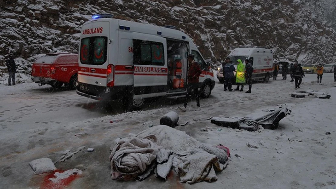 Yolcu otobüsüyle hafif ticari araç çarpıştı: 2 ölü, 5 yaralı