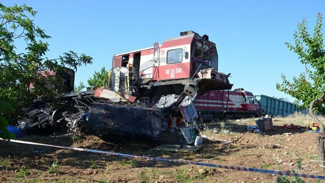 Yük treni ile iş makinesi çarpıştı