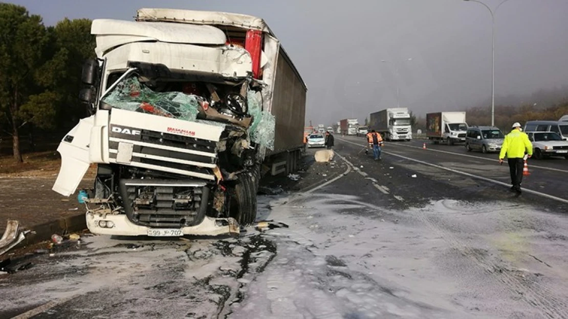 Zincirleme trafik kazasında 3 tır çarpıştı: 1 yaralı