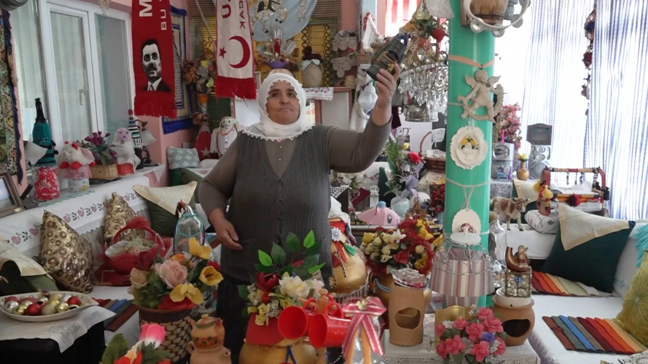 Aile yadigarı eşyalar ve çeyiziyle evini adeta müzeye çevirdi