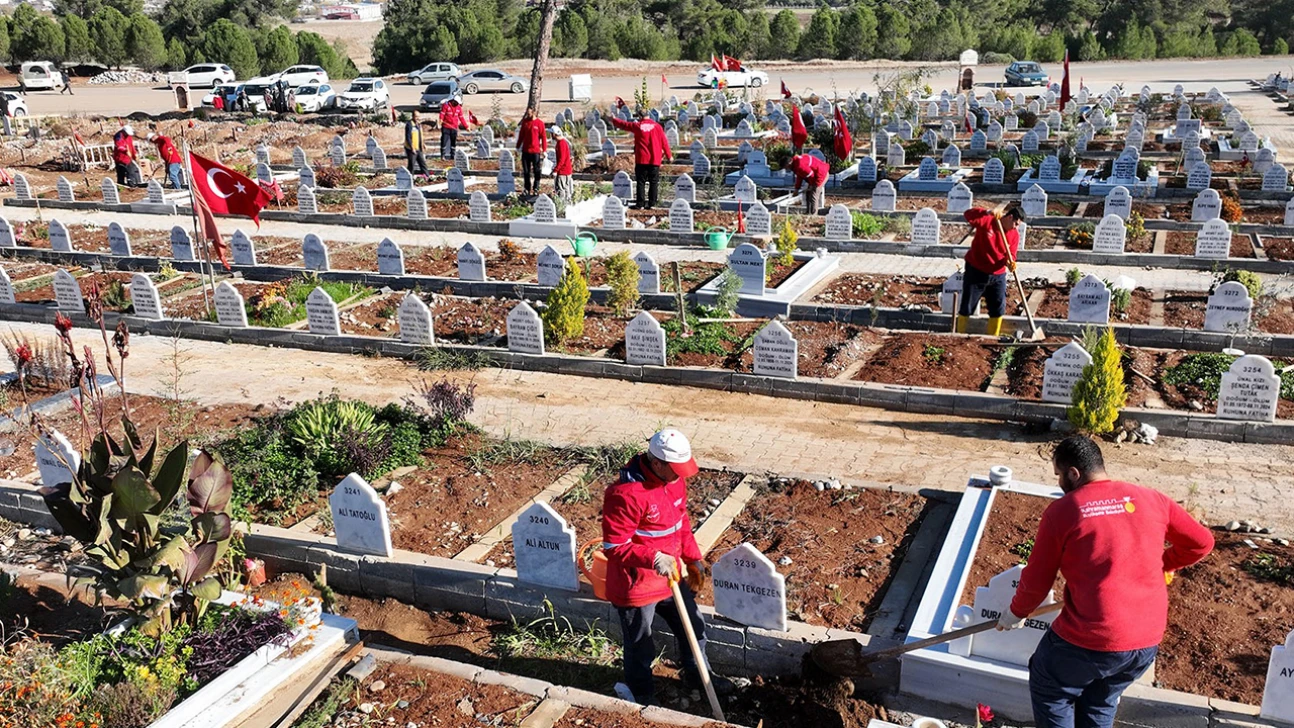 Kahramanmaraş'ta mezarlıklarında bakım ve düzenleme çalışmaları sürüyor