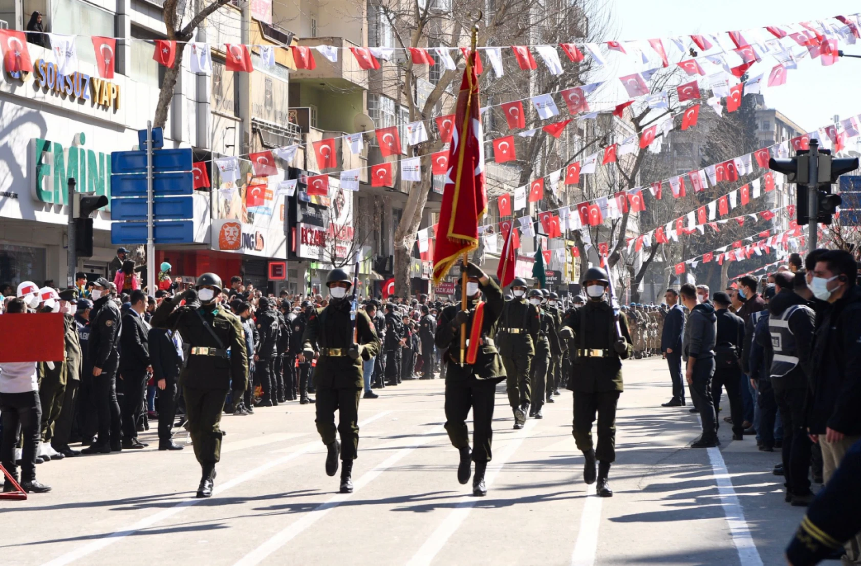 12 Şubat geçit töreni