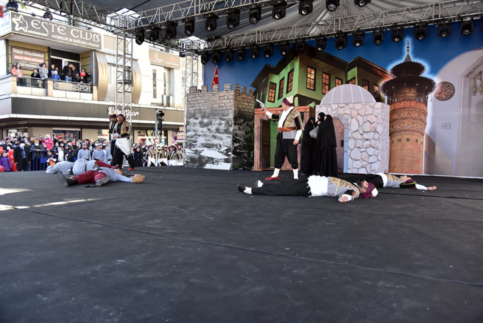 12 Şubat geçit töreni