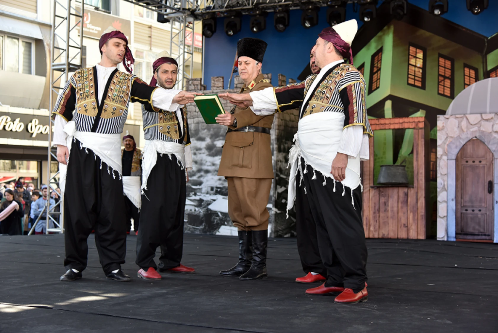 12 Şubat geçit töreni