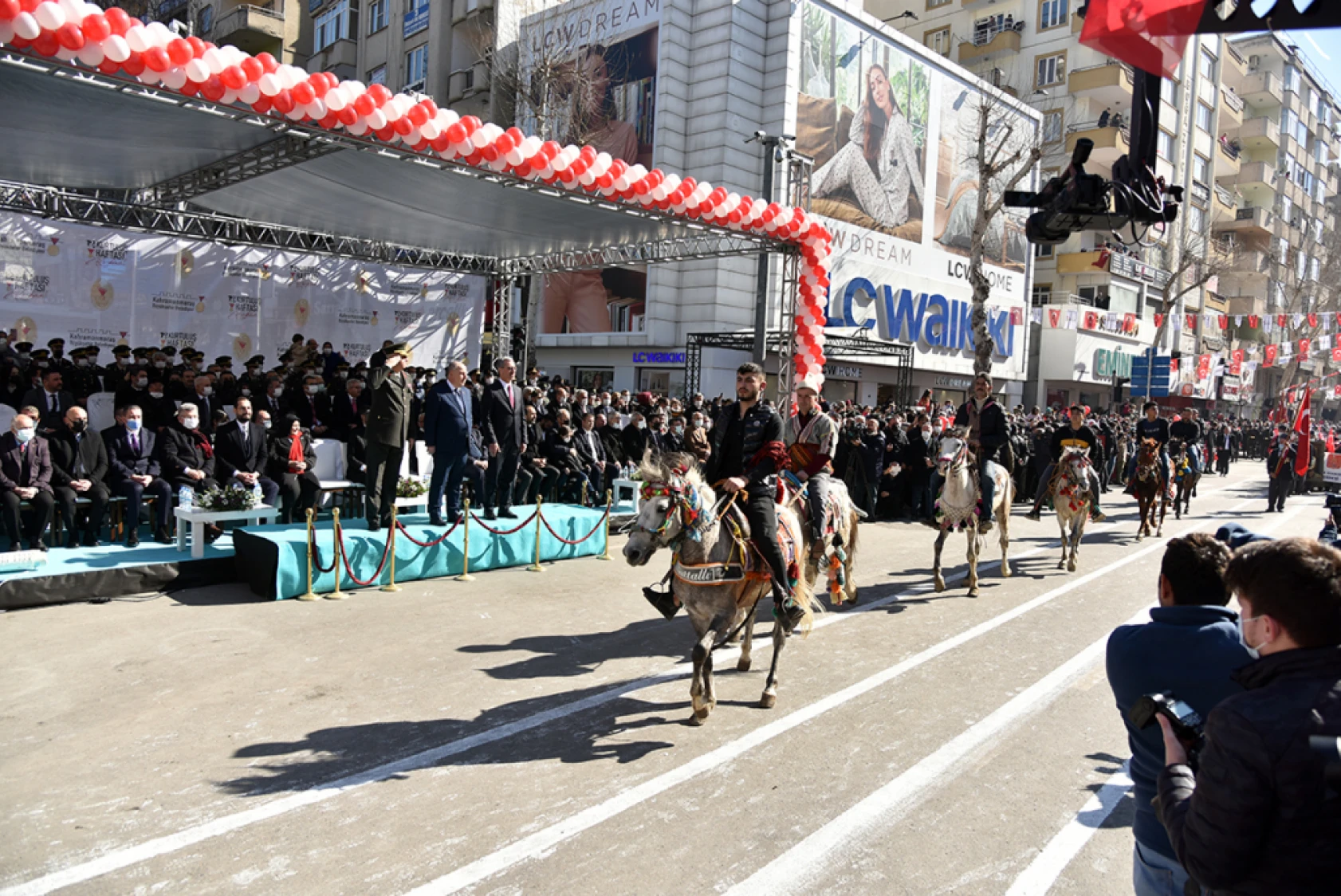 12 Şubat geçit töreni