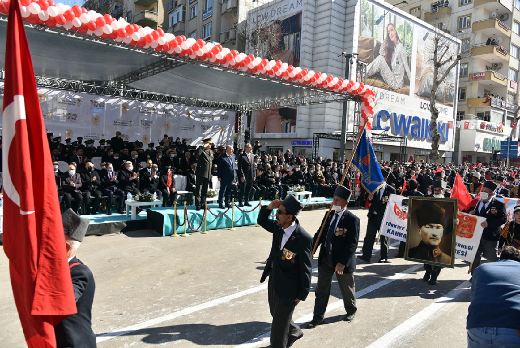 12 Şubat geçit töreni