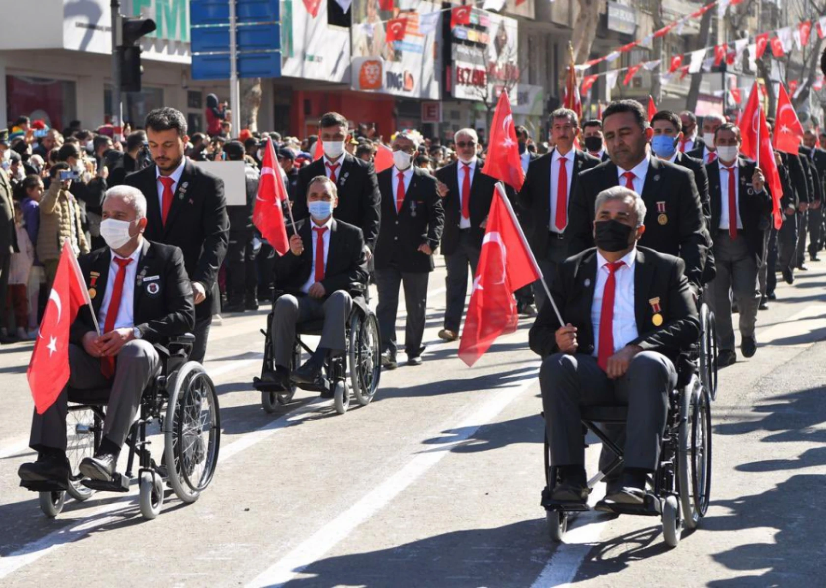 12 Şubat geçit töreni