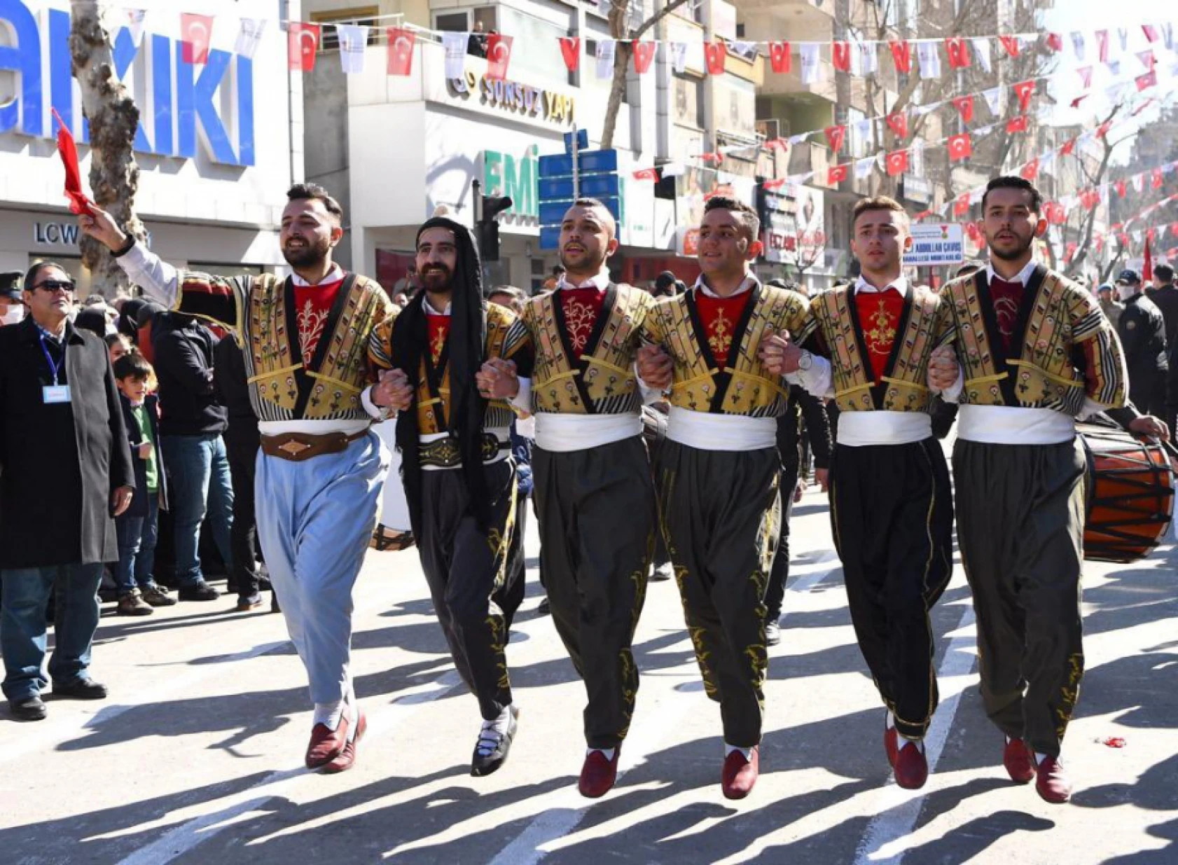 12 Şubat geçit töreni