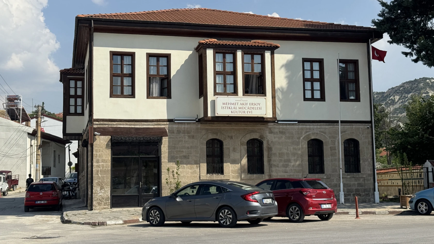 Teke yöresinin kültür başkenti, birçok doğal ve tarihi yapıyı barındırıyor