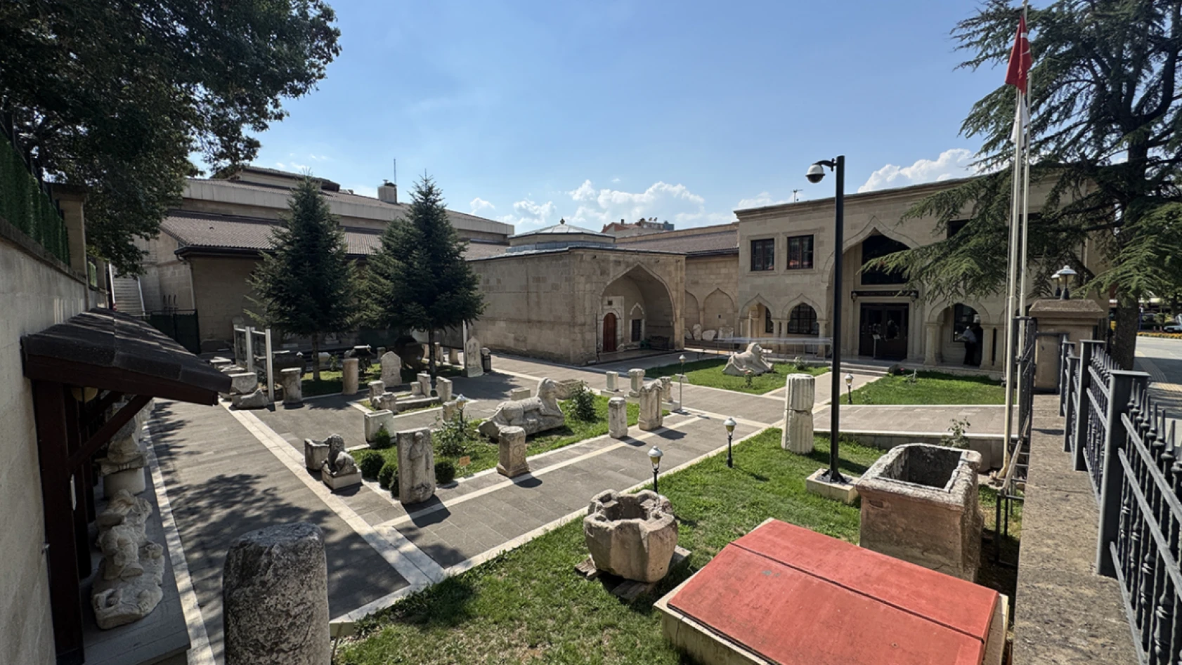 Teke yöresinin kültür başkenti, birçok doğal ve tarihi yapıyı barındırıyor