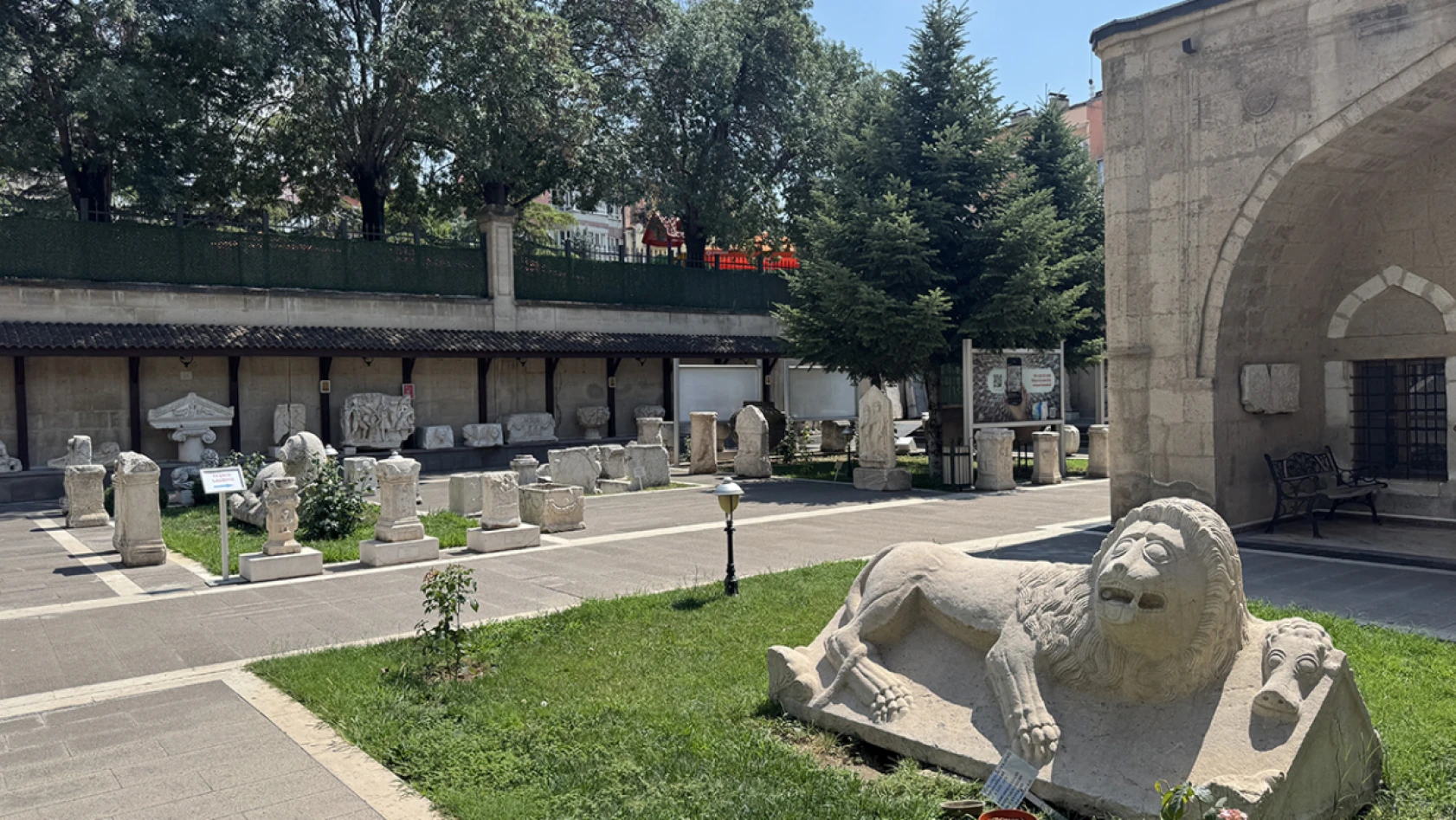 Teke yöresinin kültür başkenti, birçok doğal ve tarihi yapıyı barındırıyor