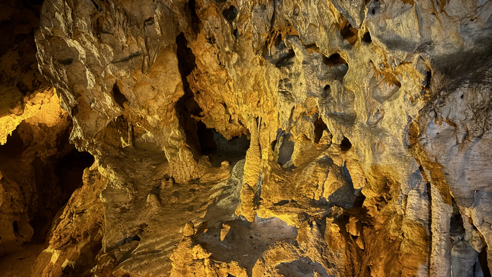 Teke yöresinin kültür başkenti, birçok doğal ve tarihi yapıyı barındırıyor