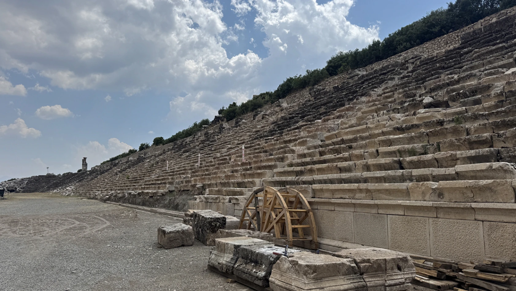 Teke yöresinin kültür başkenti, birçok doğal ve tarihi yapıyı barındırıyor