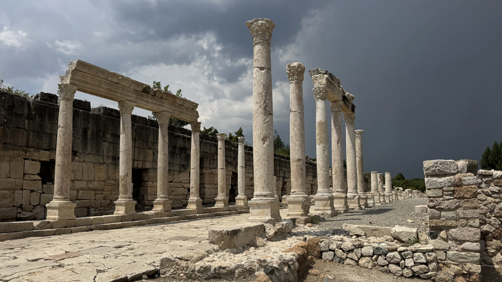 Teke yöresinin kültür başkenti, birçok doğal ve tarihi yapıyı barındırıyor