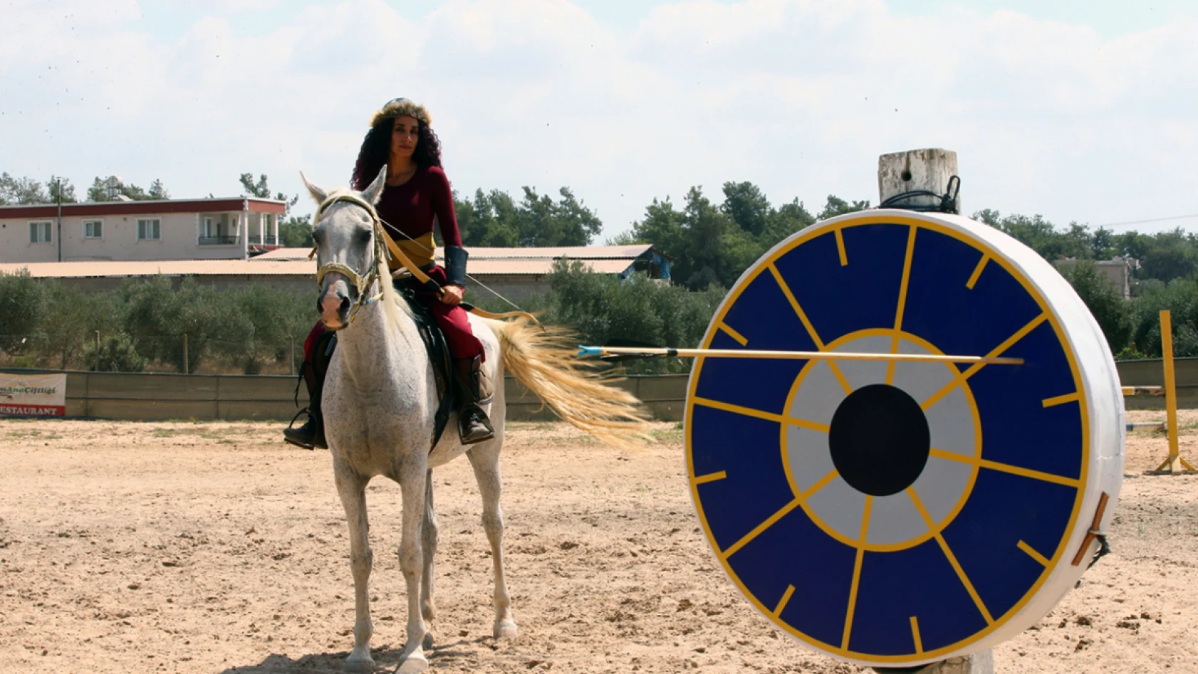 Atlı okçuluk tutkunu Gamze İdigük, ilk hedefine ulaşmak için çalışıyor