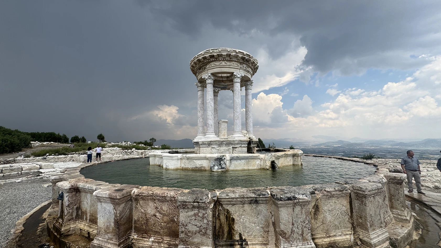 Teke yöresinin kültür başkenti, birçok doğal ve tarihi yapıyı barındırıyor