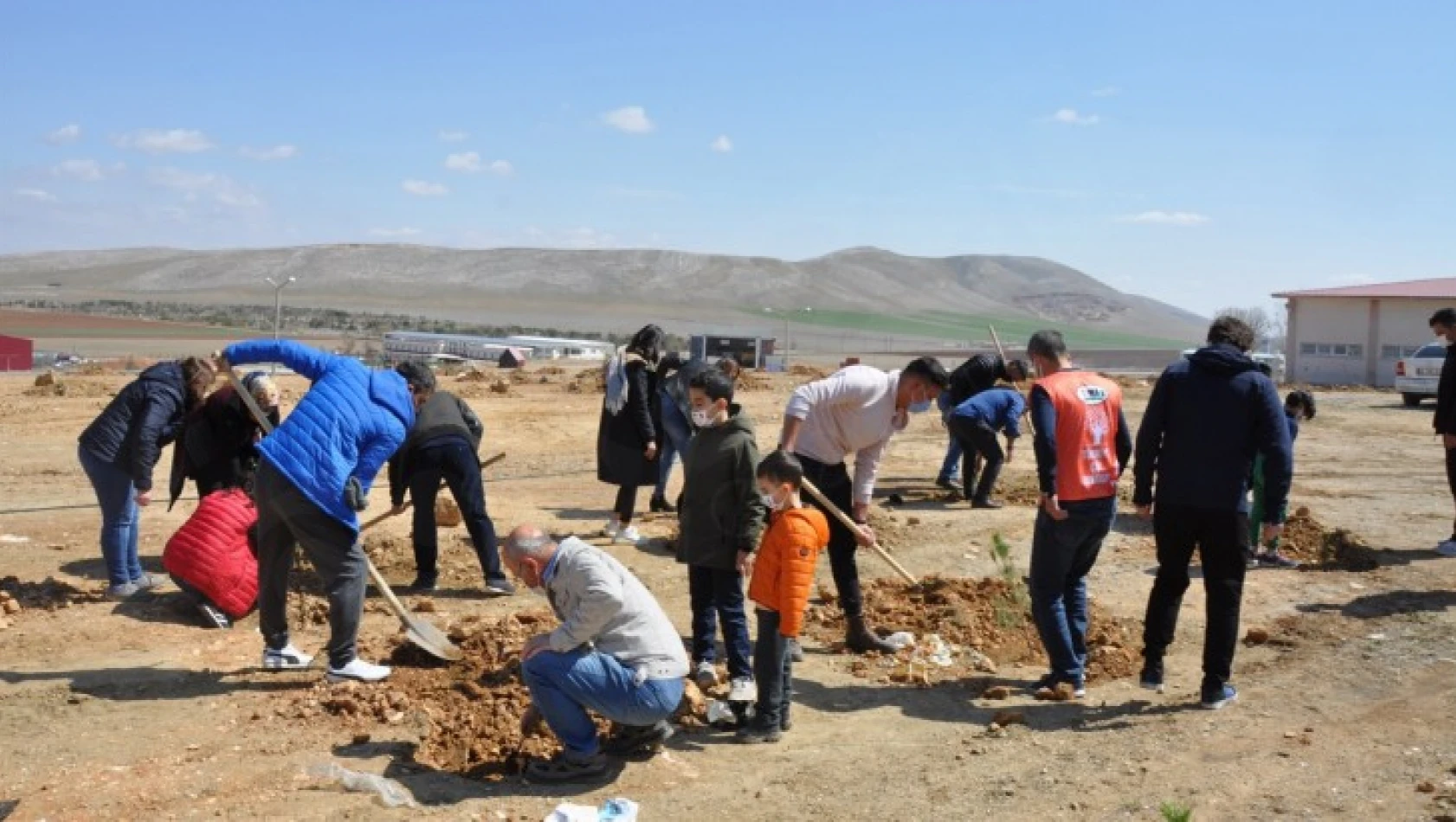 Afşin'de fidanlar toprakla buluşturuldu