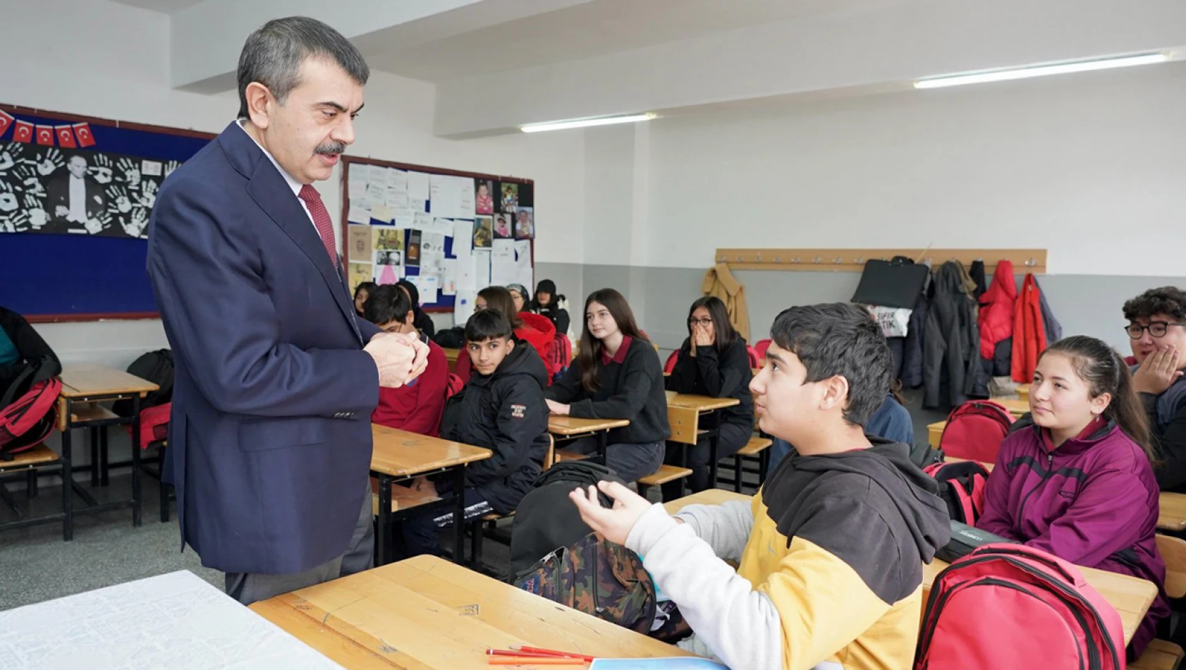 Bakan Tekin, Ankara'da okul ziyaretlerinde bulundu