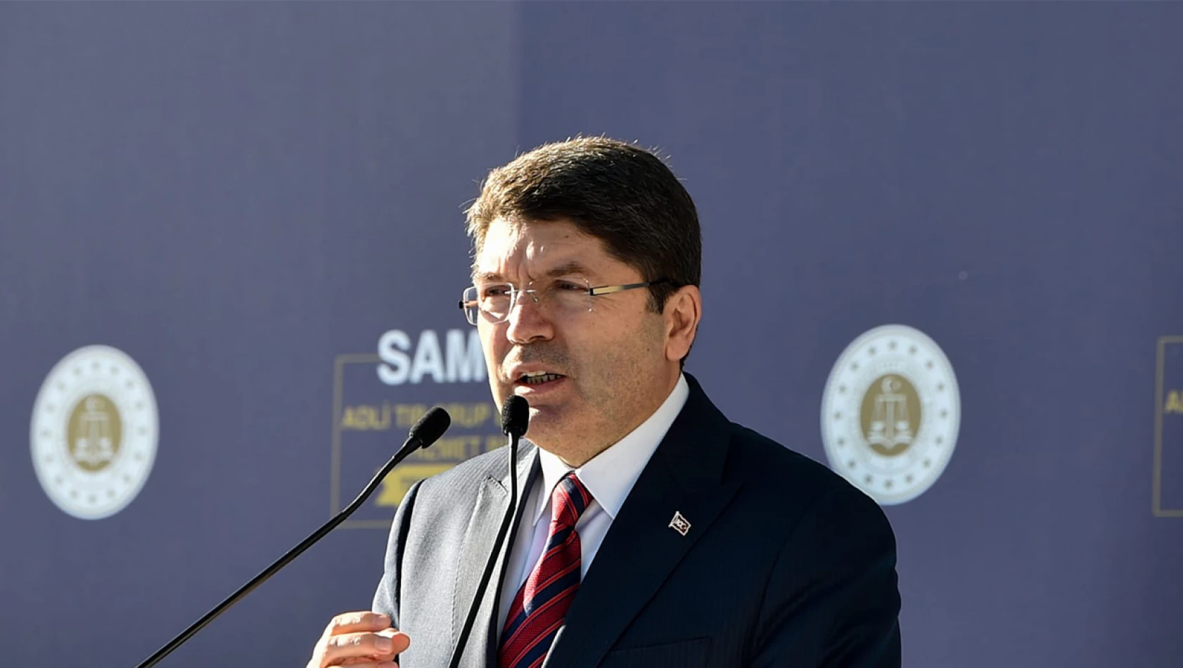 Bakan Tunç, 'Her parti kürsüye çıktığında, 'yeni anayasa şart' diyor'