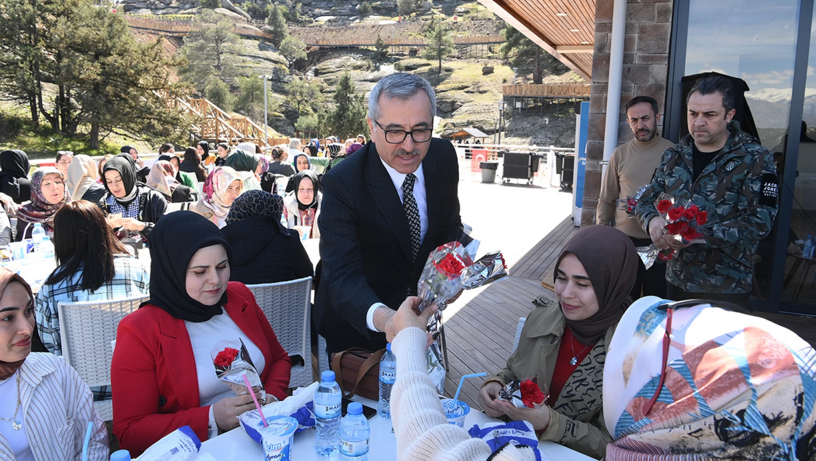Başkan Güngör, Büyükşehir'in kadın personelleriyle buluştu