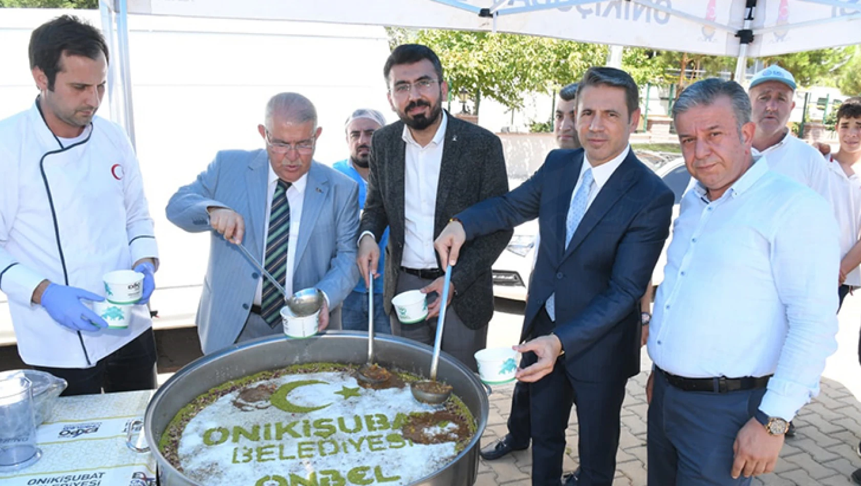 Başkan Mahçiçek, down sendromlu öğrenciler ve ailelerine aşure dağıttı