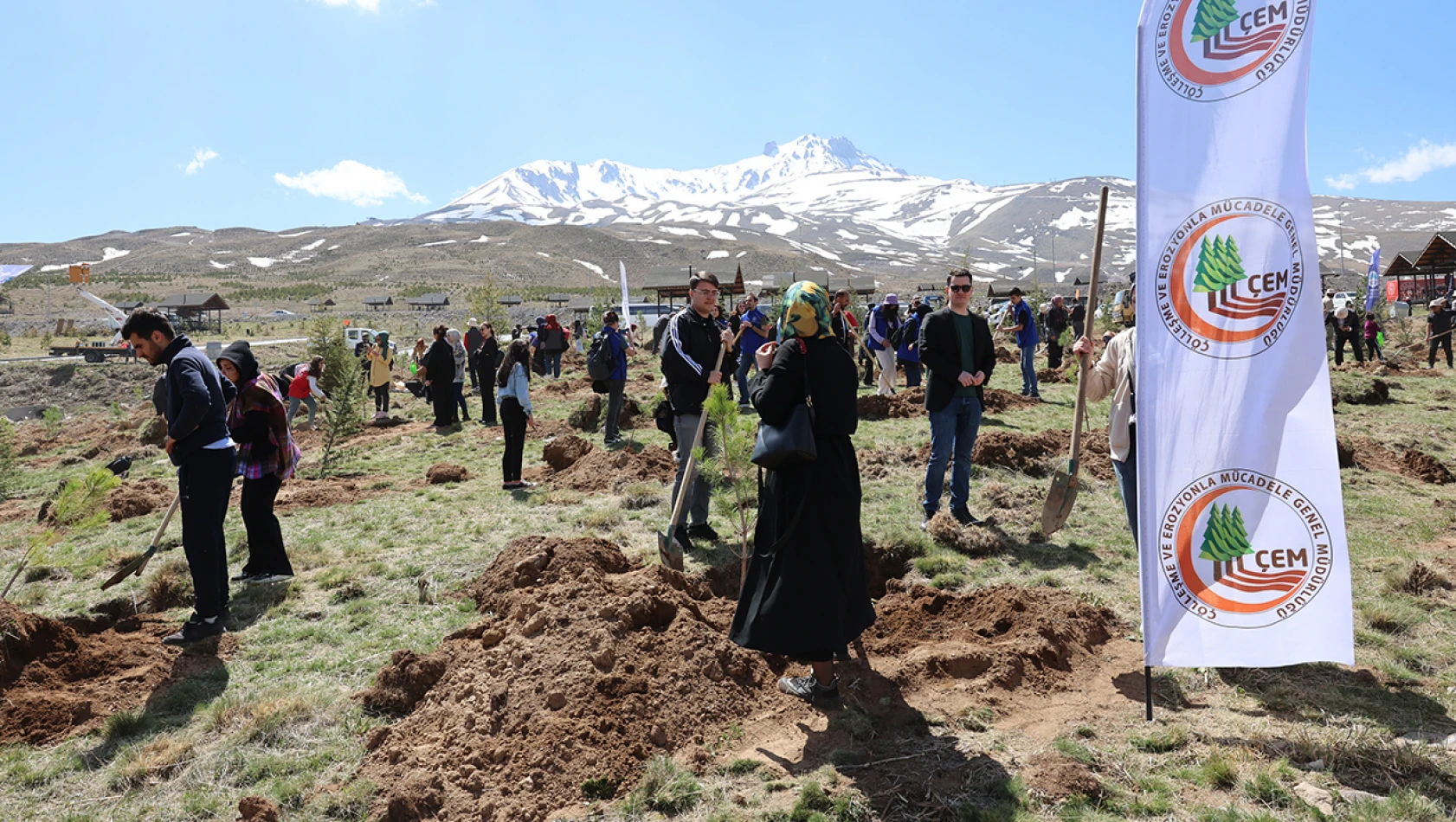 Fidanlar dikildi, can suları verildi