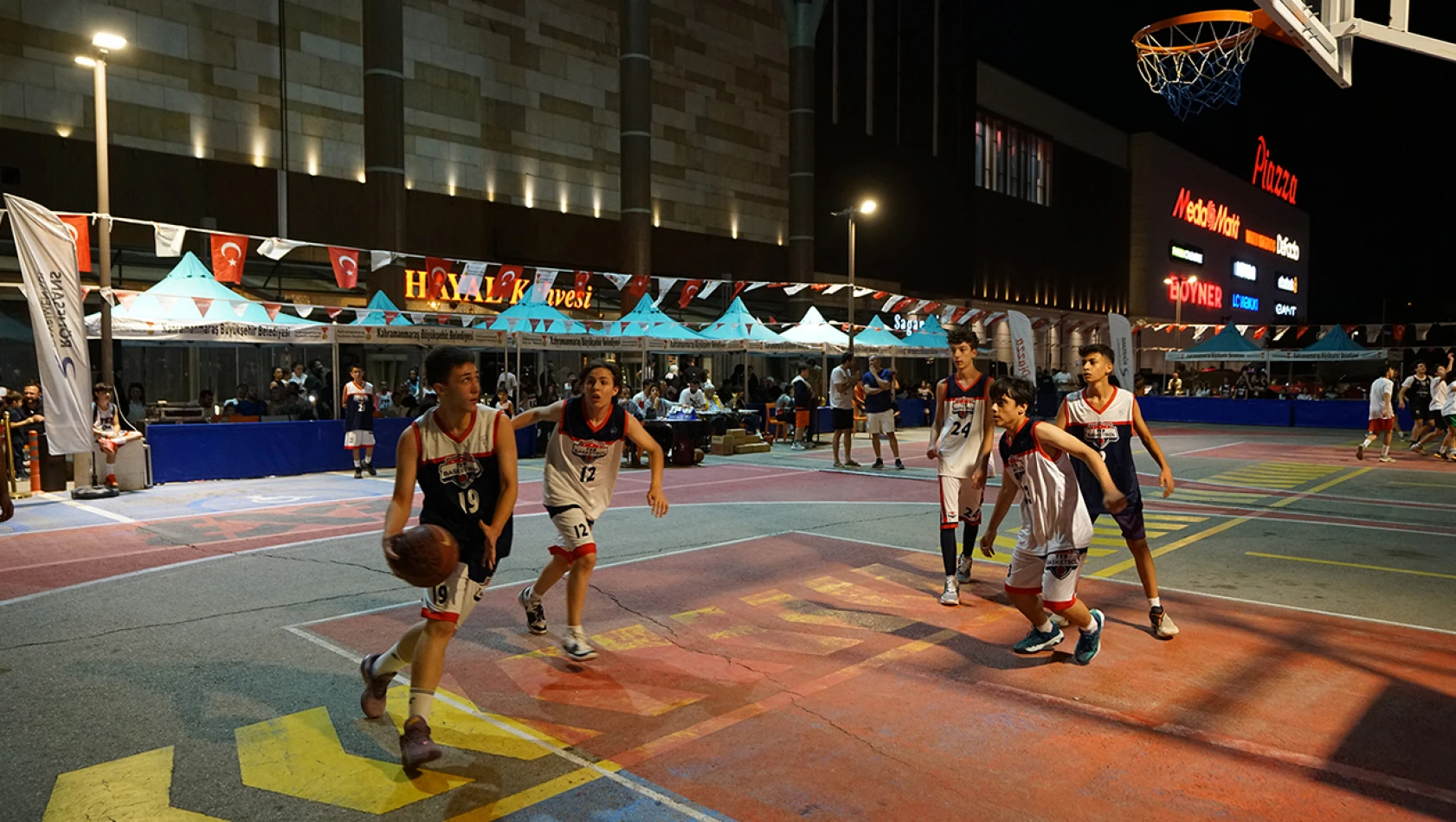 Geleceğin basketbol yıldızları, kupalarına kavuştu