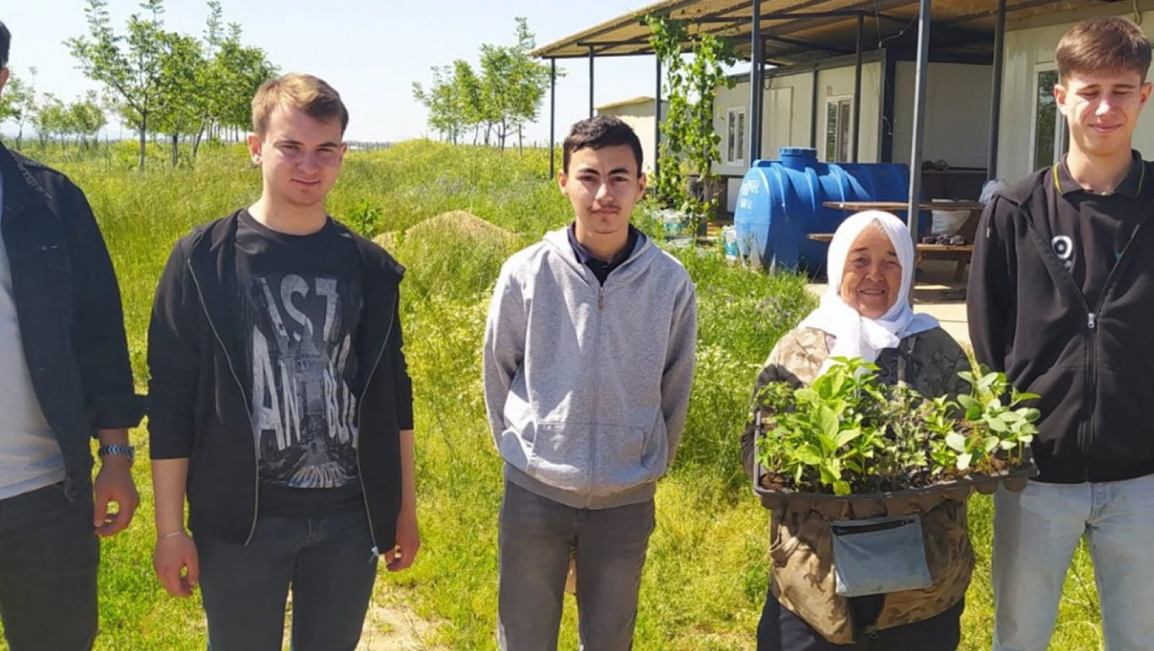 Öğrenciler ürettikleri fideleri, köydeki çiftçi kadınlara dağıttı