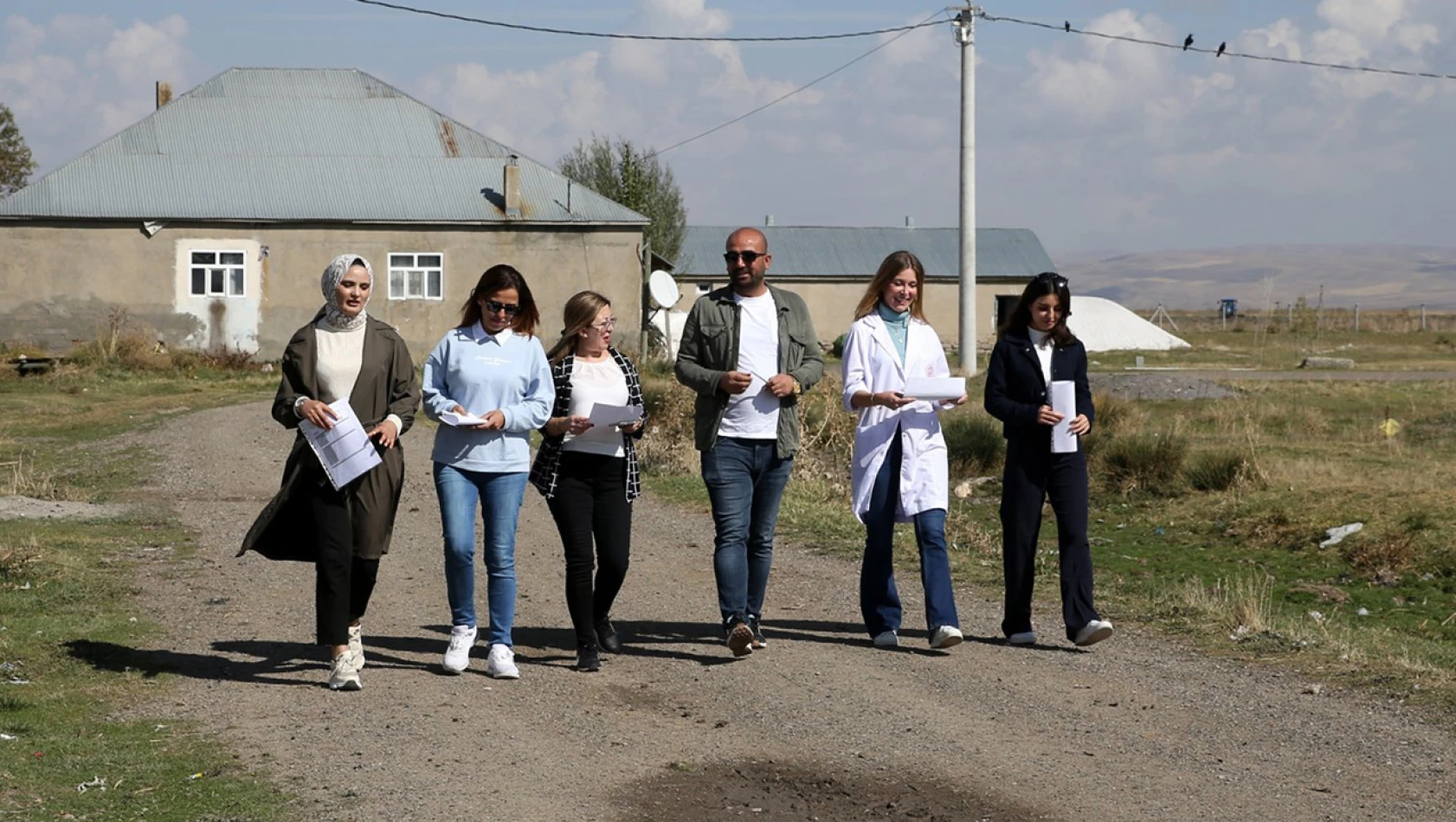 Öğretmenler, kız öğrenciler için yollara düştü