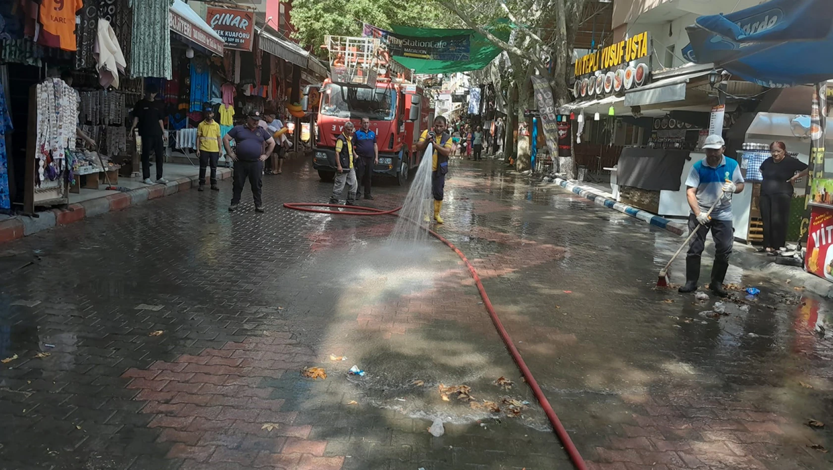 Sağlık turizminin gözdesi Ilıca'da temizlik ekipleri sahada