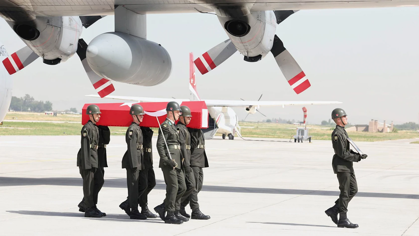 Şehit olan pilotlar, son yolculuklarına uğurlandı