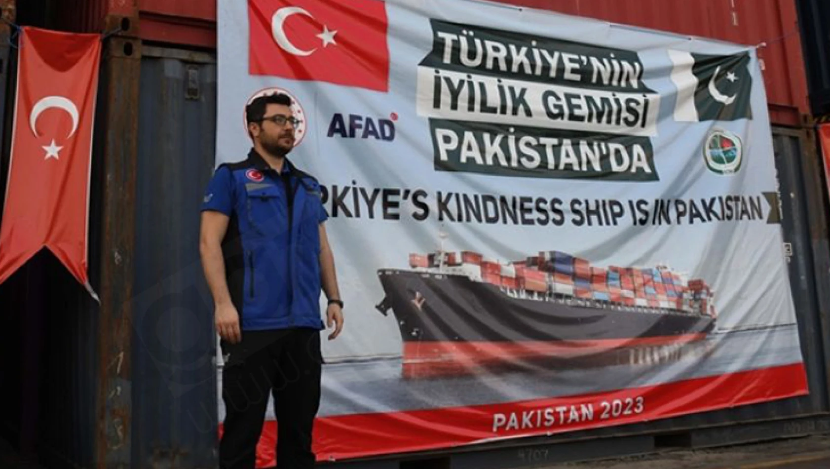 Türkiye'nin Pakistan'daki selzedelere gönderdiği ilk iyilik gemisi ulaştı