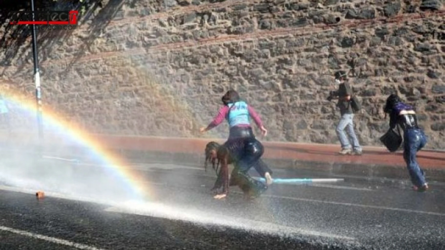 Çocuklar Panzerin Ortasında Kaldı