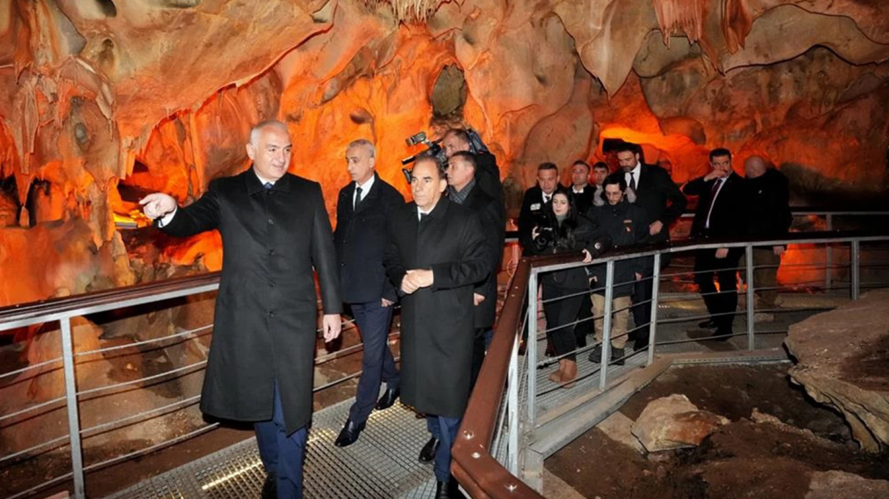 Bakan Ersoy, Tulumtaş Mağarası'nı ziyaret etti