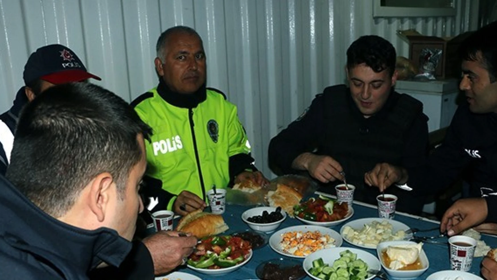 Kahramanmaraş'ta polisler ilk sahuru görevlerinin başında yaptı!