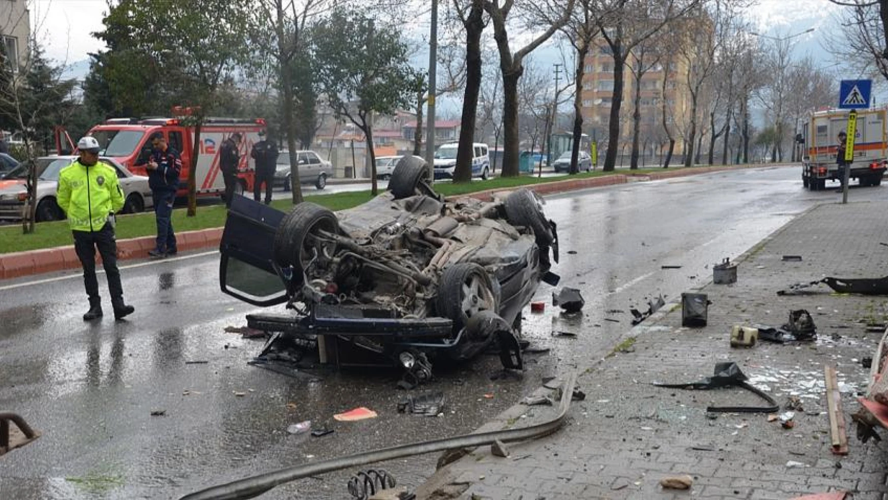 Kahramanmaraş'ta trafik kazası, takla atan otomobikden sağ kurtuldular!