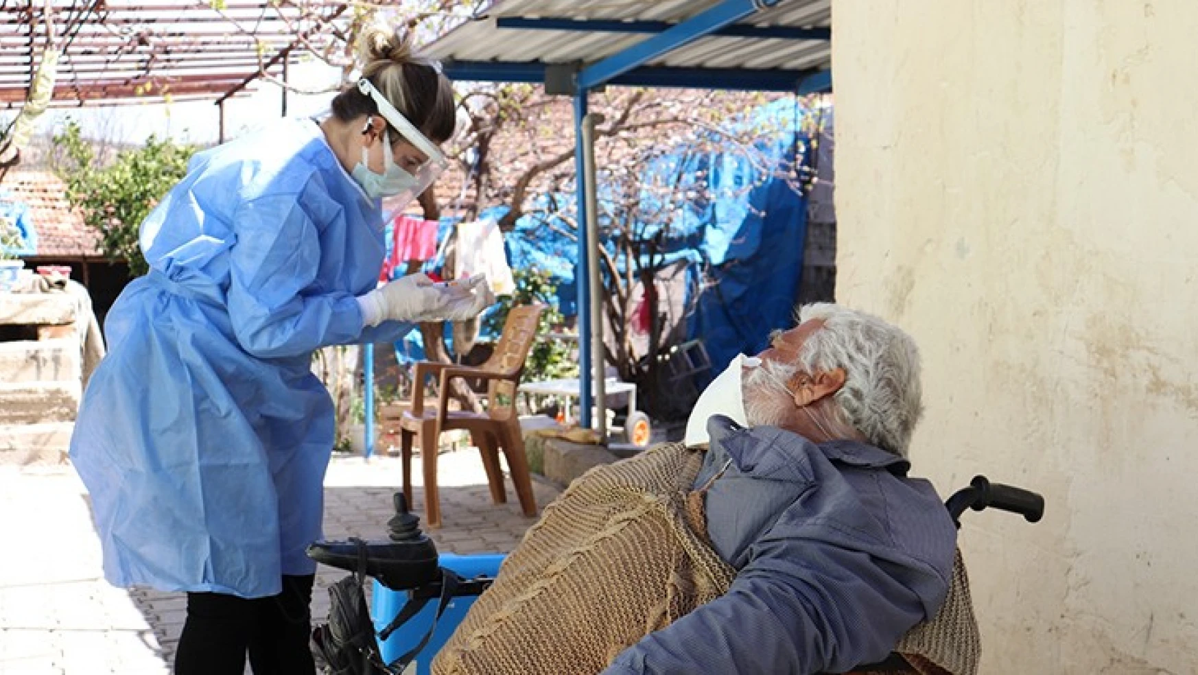 60 yaş üzeri kişilere Kovid-19 aşısı yapılıyor