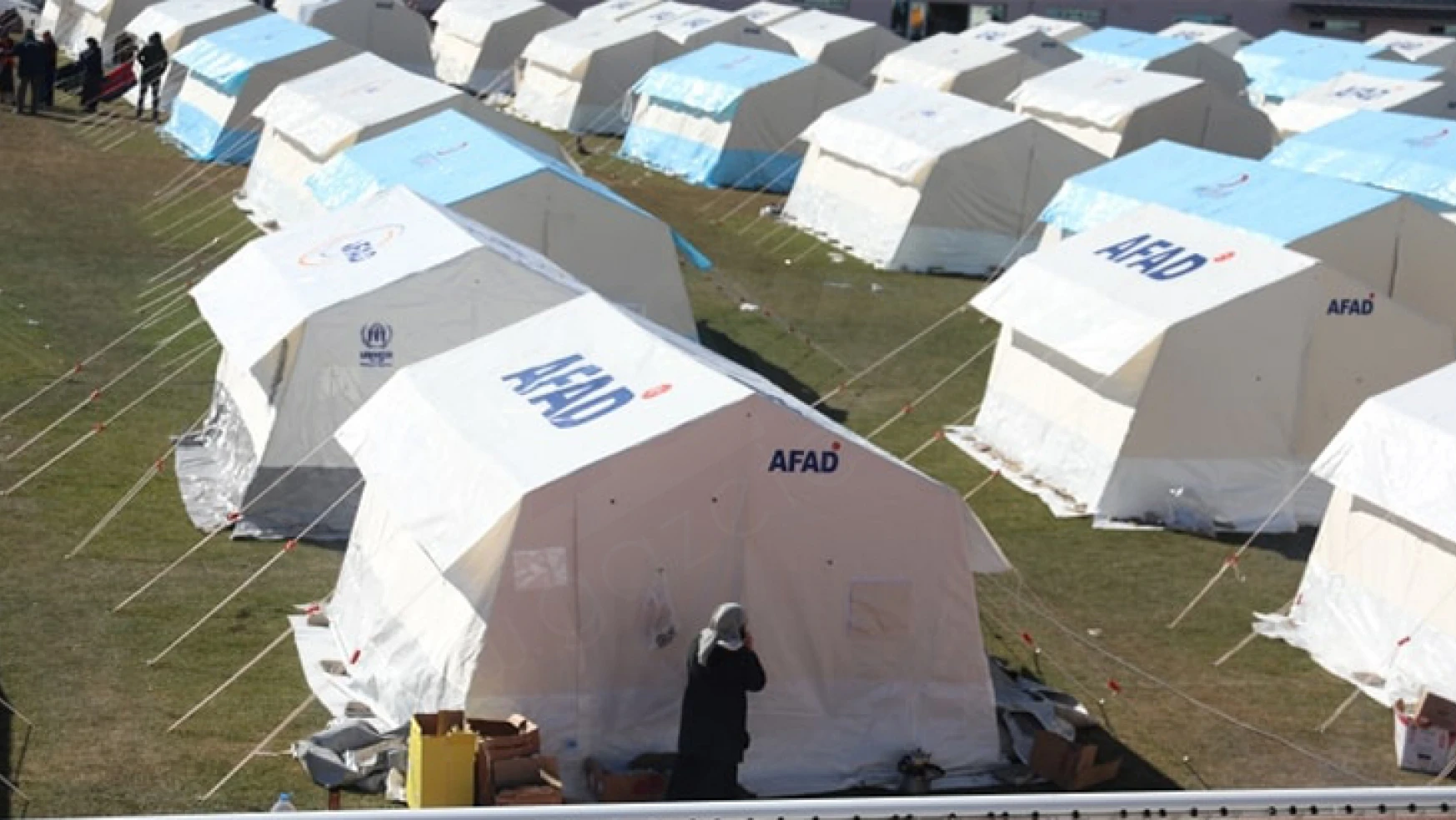 AFAD, deprem bölgesinde 300 bin 809 çadır kurdu